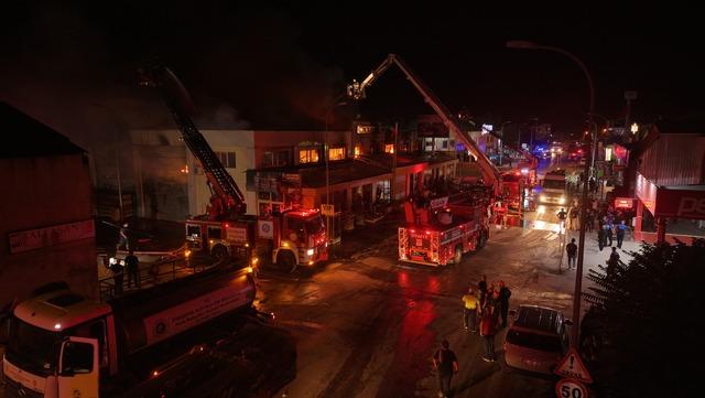 Eskişehir de yapı malzemeleri firmasında &ccedil;ıkan yangın s&ouml;nd&uuml;r&uuml;ld&uuml; 4