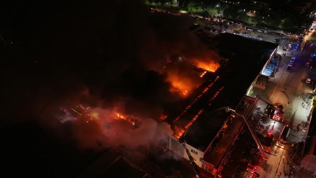 Eskişehir de yapı malzemeleri firmasında &ccedil;ıkan yangın s&ouml;nd&uuml;r&uuml;ld&uuml; 3