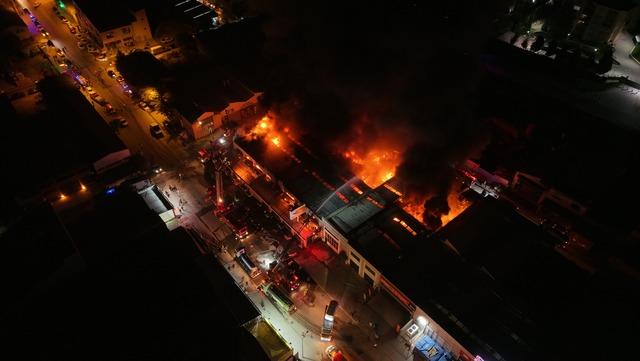 Eskişehir de yapı malzemeleri firmasında &ccedil;ıkan yangın s&ouml;nd&uuml;r&uuml;ld&uuml; 1