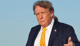 Trump'ın yeni imajı! Altın sarısı sa&ccedil;ları gitti: "O artık esmer"