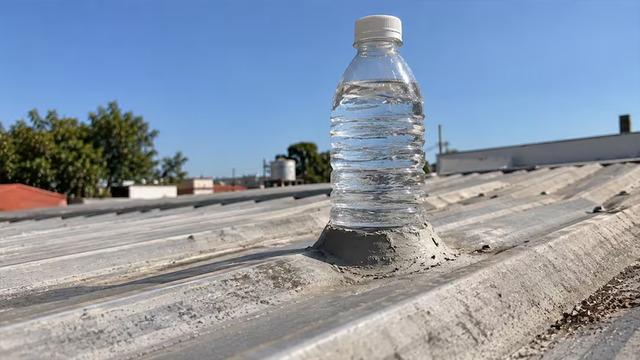 Çatıya su şişesi koymanın ilginç nedeni! 30'dan fazla ülkede denendi
