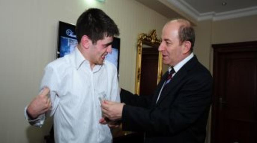 Vali &Ouml;zt&uuml;rk, engelli &ouml;ğrencileri kabul etti