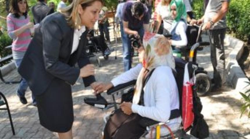 İlknur Denizli: İzmir'in kaldırımları engellilere hayatı zorlaştırıyor