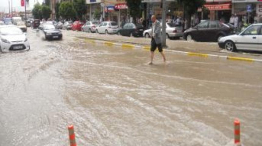 &Ccedil;orum'da sağanak yağış hayatı olumsuz etkiledi