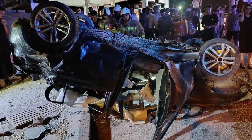 Defne&rsquo;de takla atan otomobilin s&uuml;r&uuml;c&uuml;s&uuml; yaralandı