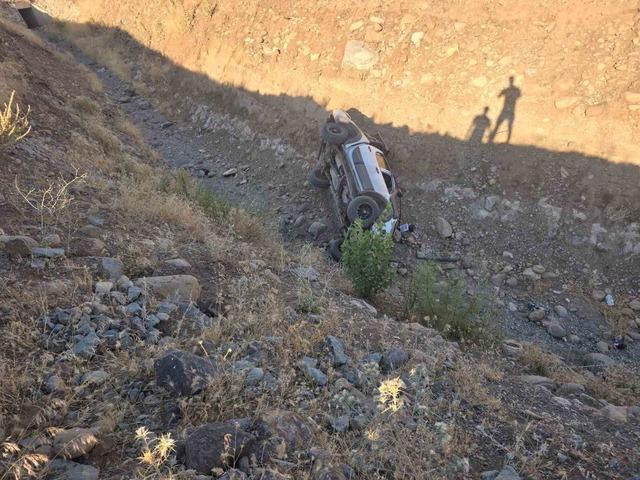 Bingöl’de kamyonet şarampole yuvarlandı: 3 yaralı 2