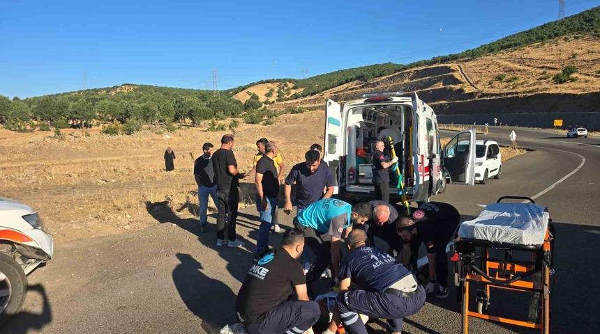 Bing&ouml;l&rsquo;de kamyonet şarampole yuvarlandı: 3 yaralı