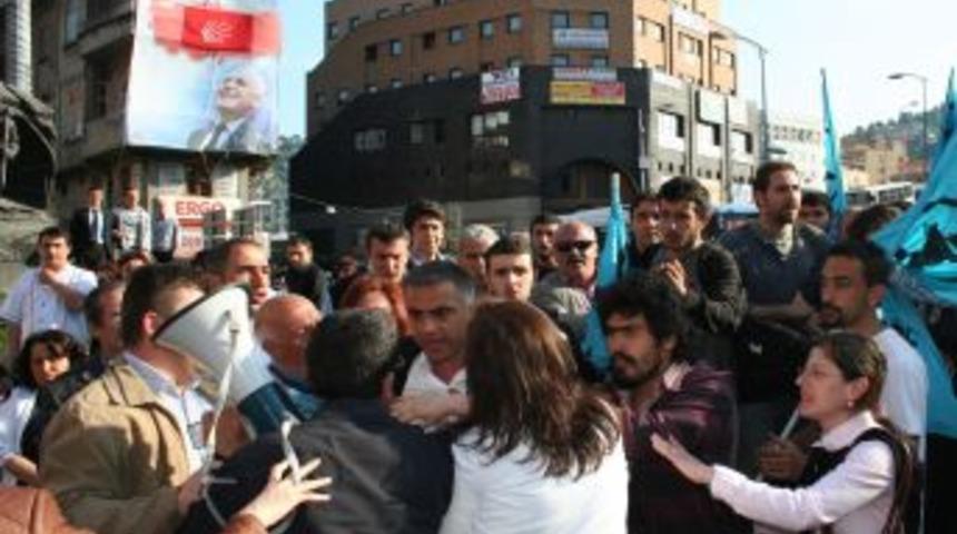 AK Parti se&ccedil;im aracına tekme ve yumrukla saldırdılar