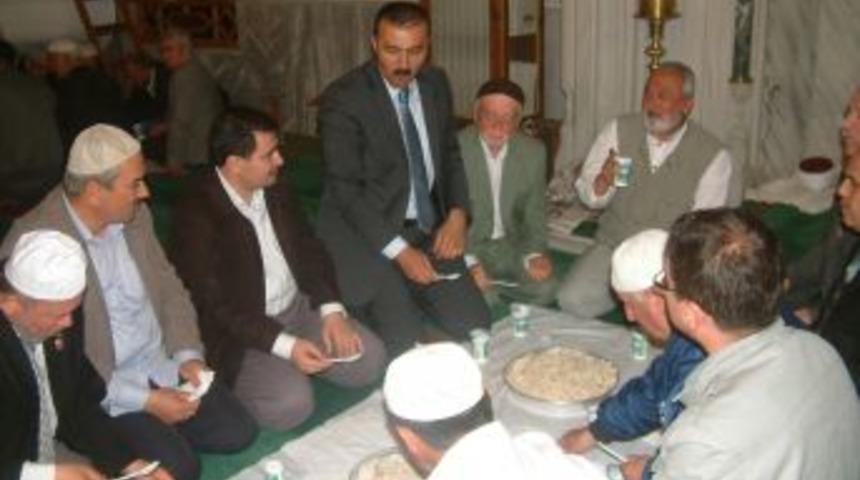 108 yıldır Regaip Kandili'nde cami cemaatine yemek ikram ediyorlar