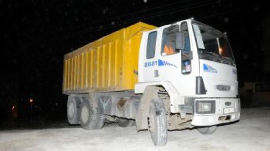 Babasının kullandığı kamyonun altında kalarak &ouml;ld&uuml;