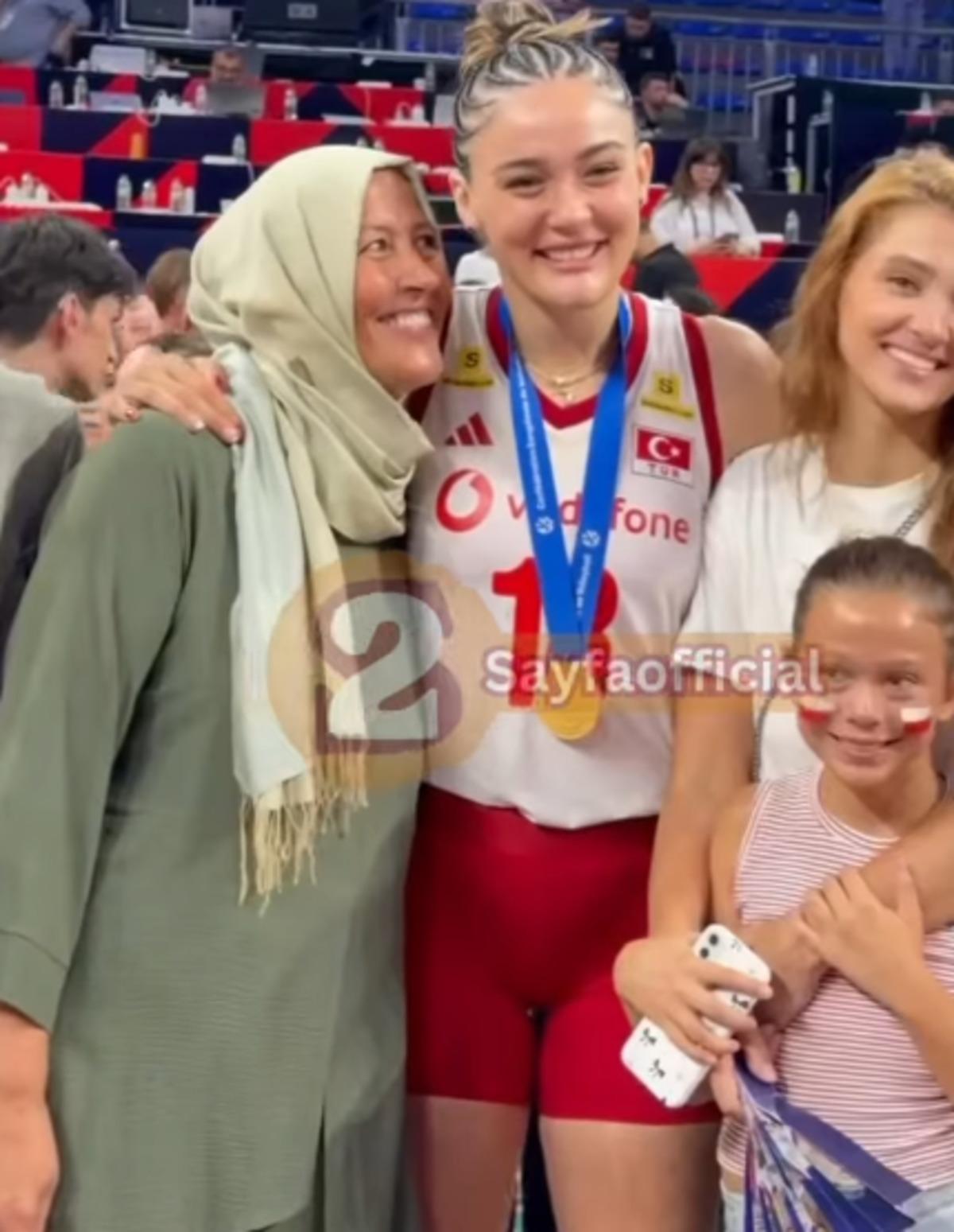 Zehra Güneş in annesine yorum yağdı! "Ne büyük gurur" 2