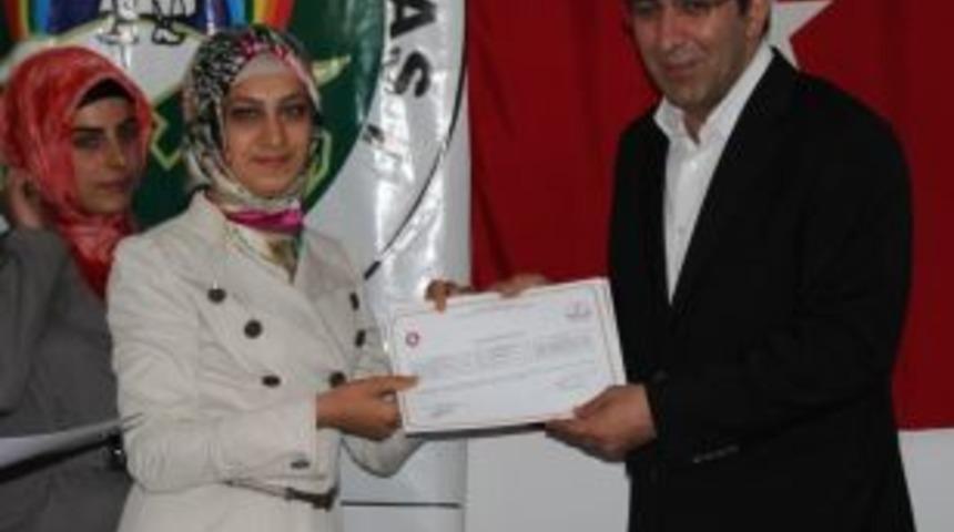 Yılmaz, kursiyerlere sertifikalarını verdi