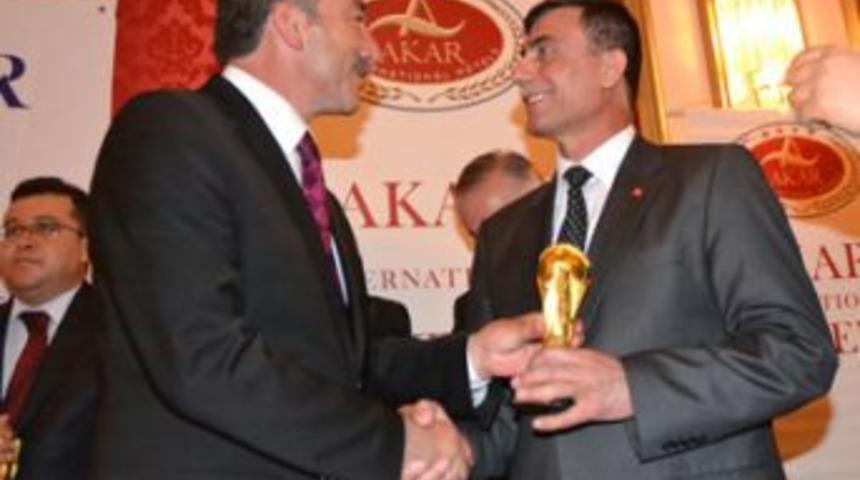 Metin Sarıkaya, Yılın b&uuml;rokratı &ouml;d&uuml;l&uuml;n&uuml; aldı