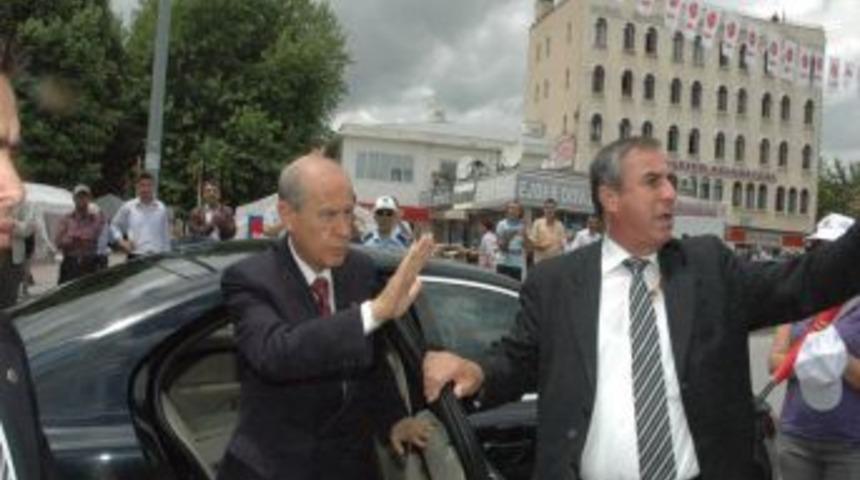 Bah&ccedil;eli, cami bah&ccedil;esinde kendisini alkışlayan ve slogan atanlara kızdı