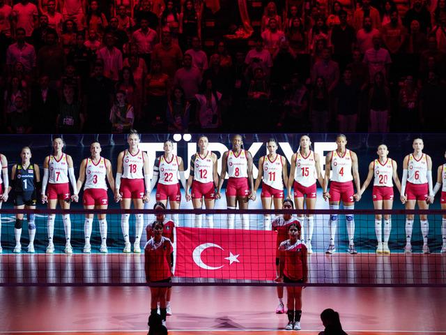 TRT spikeri C&uuml;neyt Kıran'dan Zoran Terzic'e tarihi yanıt! Canlı yayında g&uuml;ndem olan g&ouml;nderme