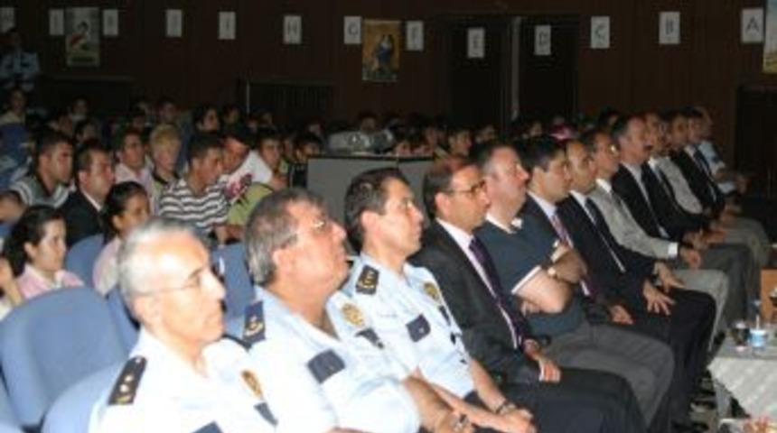 Siirt Polis Meslek Y&uuml;ksek Okulu &ouml;ğrencilerinin sessiz &ccedil;ığlığı