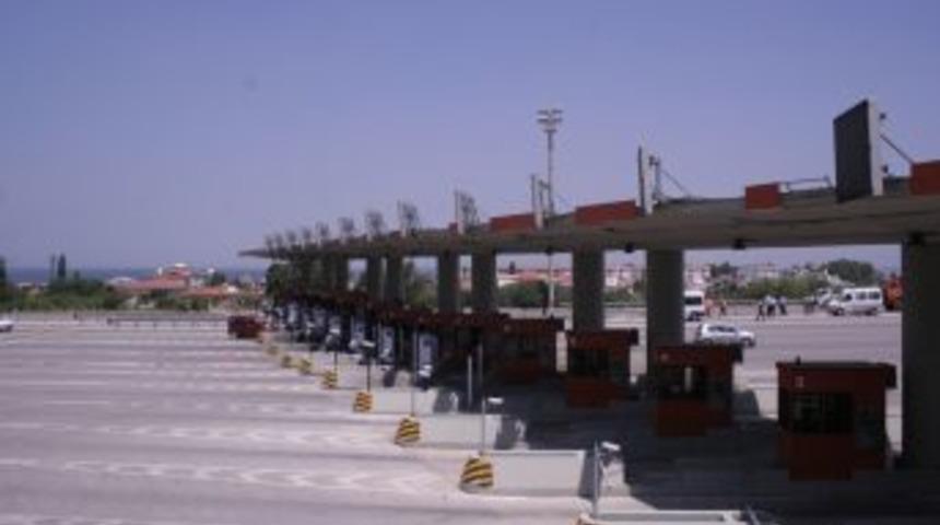 &Uuml;niversite &ouml;ğrencisi otoyol gişesindeki kazada hayatını kaybetti