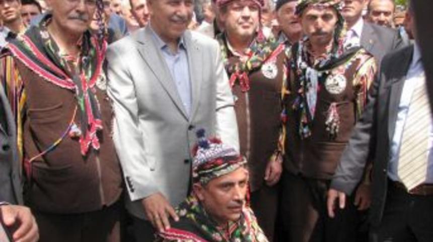 Arın&ccedil;'tan Kılı&ccedil;daroğlu'na: Noel Baba gibi &ccedil;antasına b&uuml;t&uuml;n hediyeleri doldurmuş