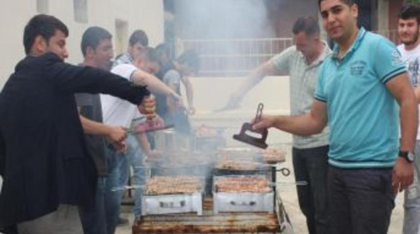 G&ouml;rele'de &uuml;niversiteliler bahar şenliğinde mangal partisi d&uuml;zenledi