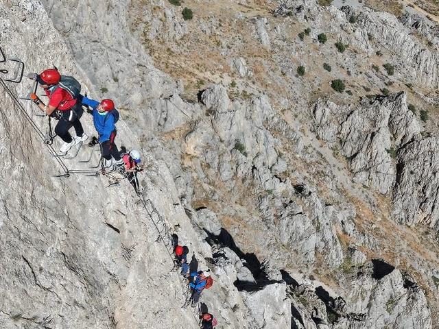 Bu yolda demir &ccedil;ubuklara basarak tırmanılıyor: 8 &uuml;lke akın etti
