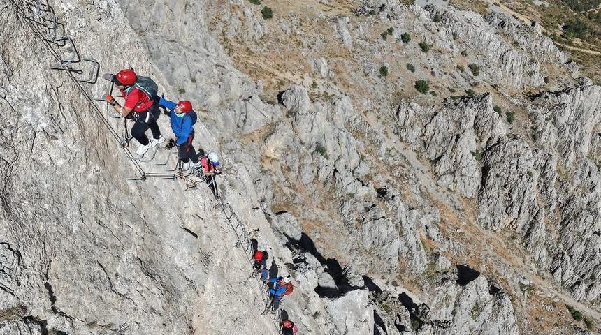 T&uuml;rkiye'de tek! Bu yolda demir &ccedil;ubuklara basarak tırmanılıyor: 8 &uuml;lke akın etti