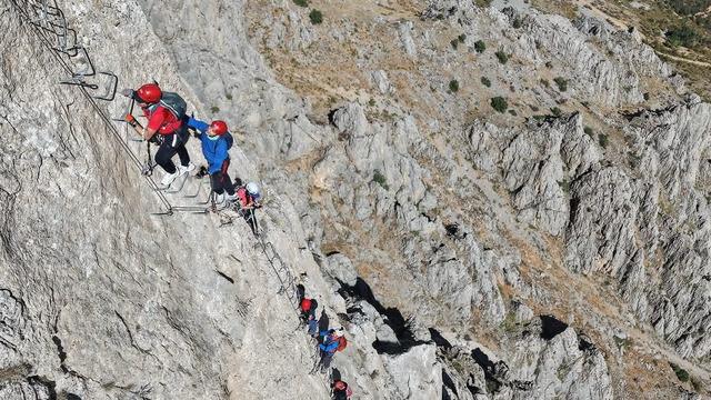 Türkiye'de tek! Bu yolda demir çubuklara basarak tırmanılıyor: 8 ülke akın etti