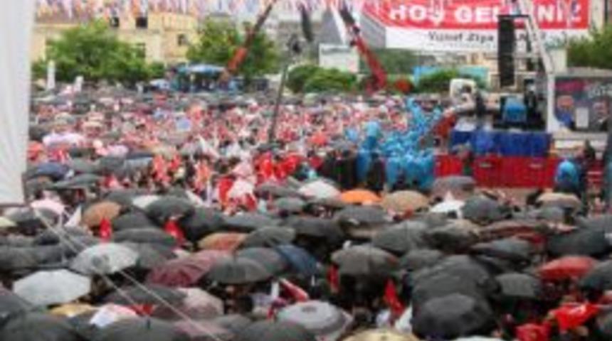 Başbakan Erdoğan: Se&ccedil;im yolumuza taş atanlara, hizmet ile cevap vereceğiz