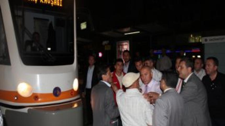 CHP mitingi sonrası tramvay hattında kısa s&uuml;reli gerginlik yaşandı