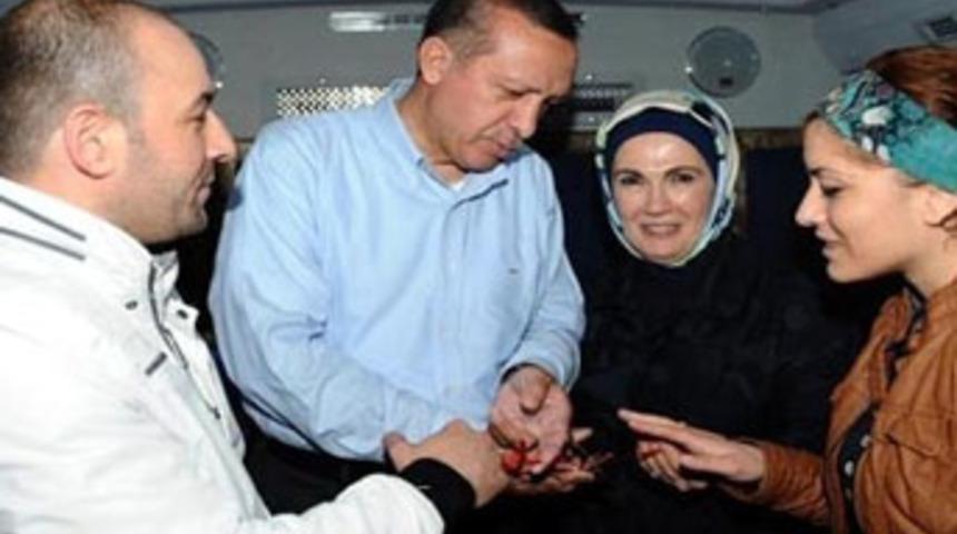 Başbakan'ın otob&uuml;s&uuml;n&uuml; durdurdular