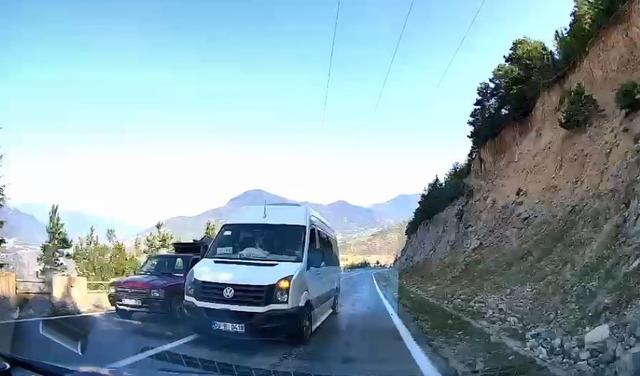 Yolcu minib&uuml;s&uuml;n&uuml;n hatalı sollaması kamerada 1