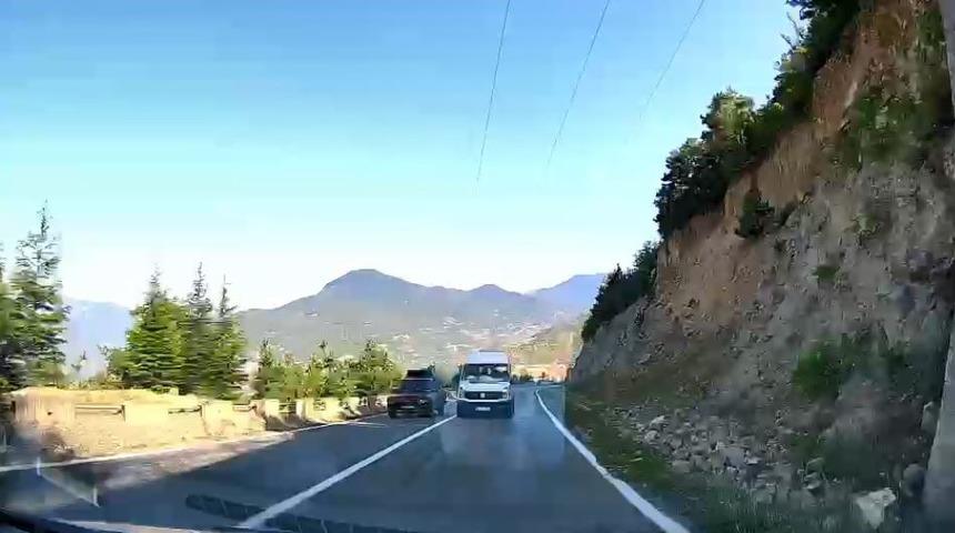 Yolcu minib&uuml;s&uuml;n&uuml;n hatalı sollaması kamerada