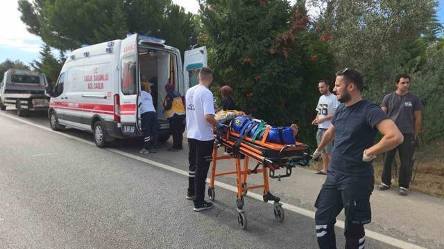 Kontrolden &ccedil;ıkan otomobil tarlada yandı: 1 &ouml;l&uuml;, 1&rsquo;i &ccedil;ocuk 5 yaralı 5