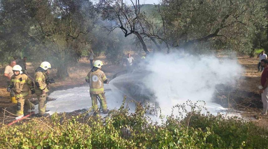 Kontrolden &ccedil;ıkan otomobil tarlada yandı: 1 &ouml;l&uuml;, 1&rsquo;i &ccedil;ocuk 5 yaralı