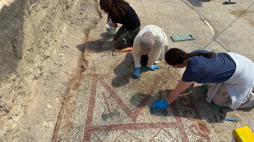 Y&uuml;zyıllardır toprağın altındaydı! Kastamonu'da 105 metrekarelik mozaik bulundu