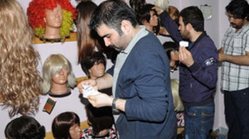 "Kızıl peruk var mı?"