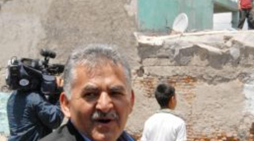 Davul zurna eşliğinde gecekondularını yıktılar