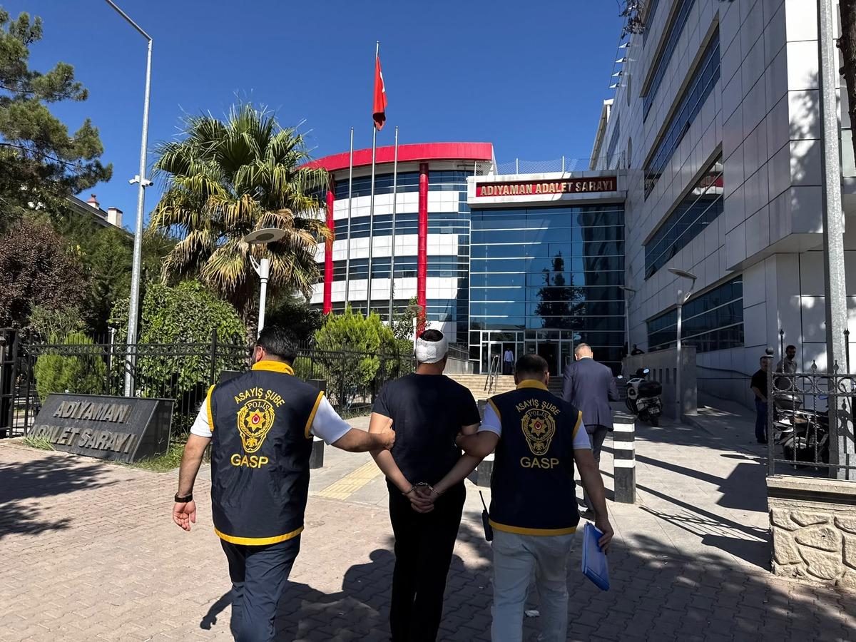 D&ouml;v&uuml;len kadını kurtarmak istedi canından oluyordu! Dehşet anları kamerada 2