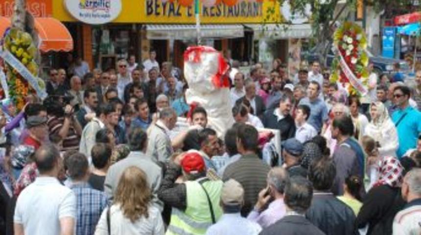 Şube a&ccedil;an Kahramanmaraş dondurmacısı, vatandaşa yarım ton dondurma dağıttı