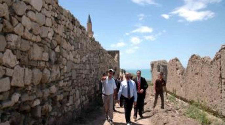 Urarturlara ait 2 bin 700 yıllık yol g&uuml;n y&uuml;z&uuml;ne &ccedil;ıkıyor