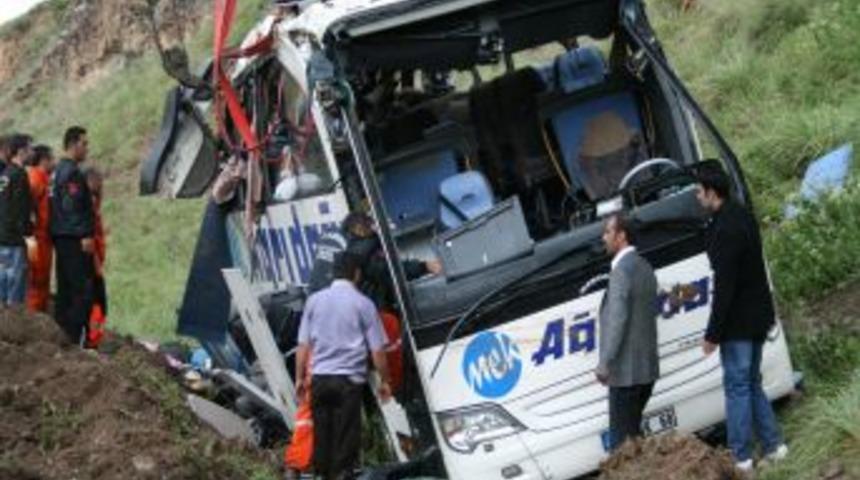 Eleşkirt Horasan Yolunda Kaza; 5 &ouml;l&uuml; 34 yaralı