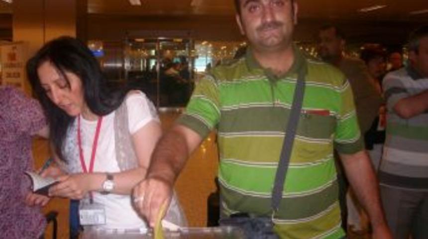 Demokrasi i&ccedil;in kilometrelerce &ouml;teden oy kullanmaya geldiler