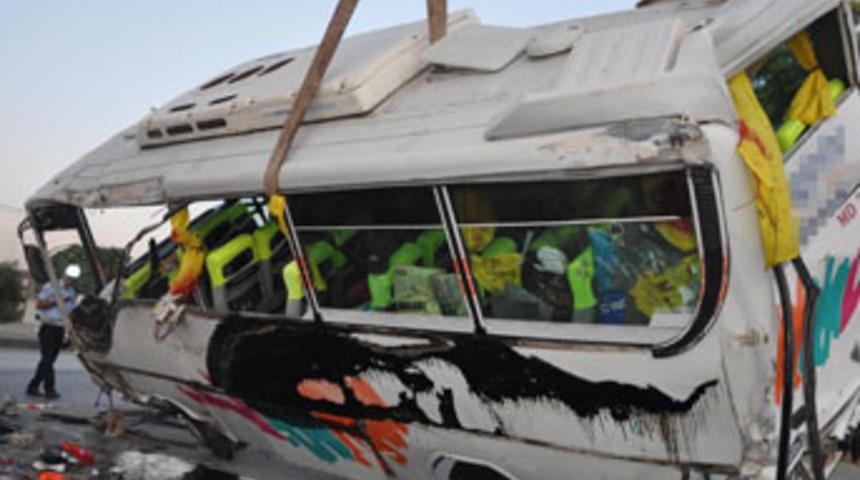 Turgutlu'da kaza: 2 &ouml;l&uuml;, 22 yaralı