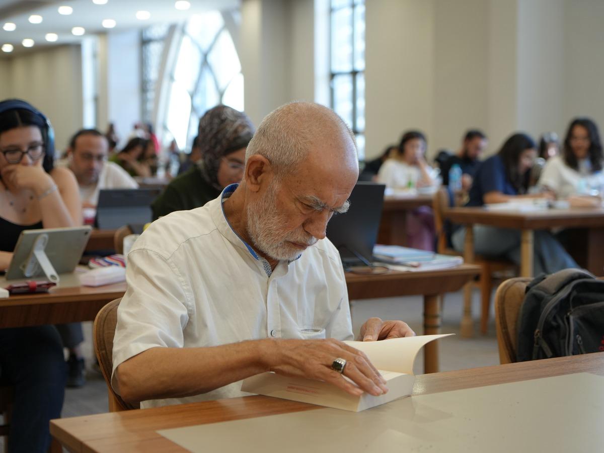 76 yaşında kütüphanenin müdavimi oldu! Günde 50 sayfa, haftada 1 kitap okuyor 1