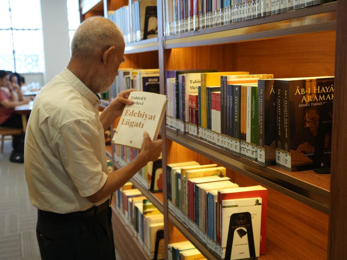 76 yaşında kütüphanenin müdavimi oldu! Günde 50 sayfa, haftada 1 kitap okuyor 2