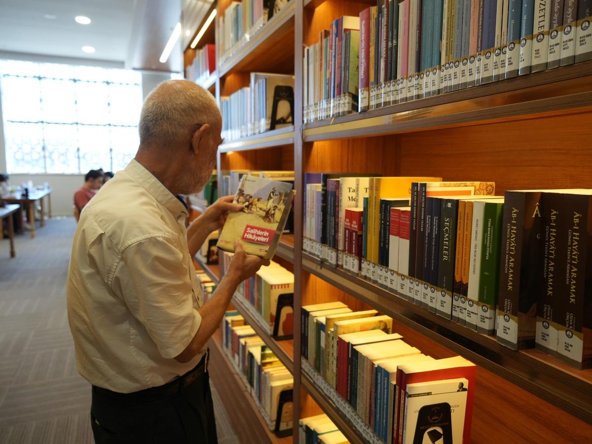 76 yaşında kütüphanenin müdavimi oldu! Günde 50 sayfa, haftada 1 kitap okuyor 3