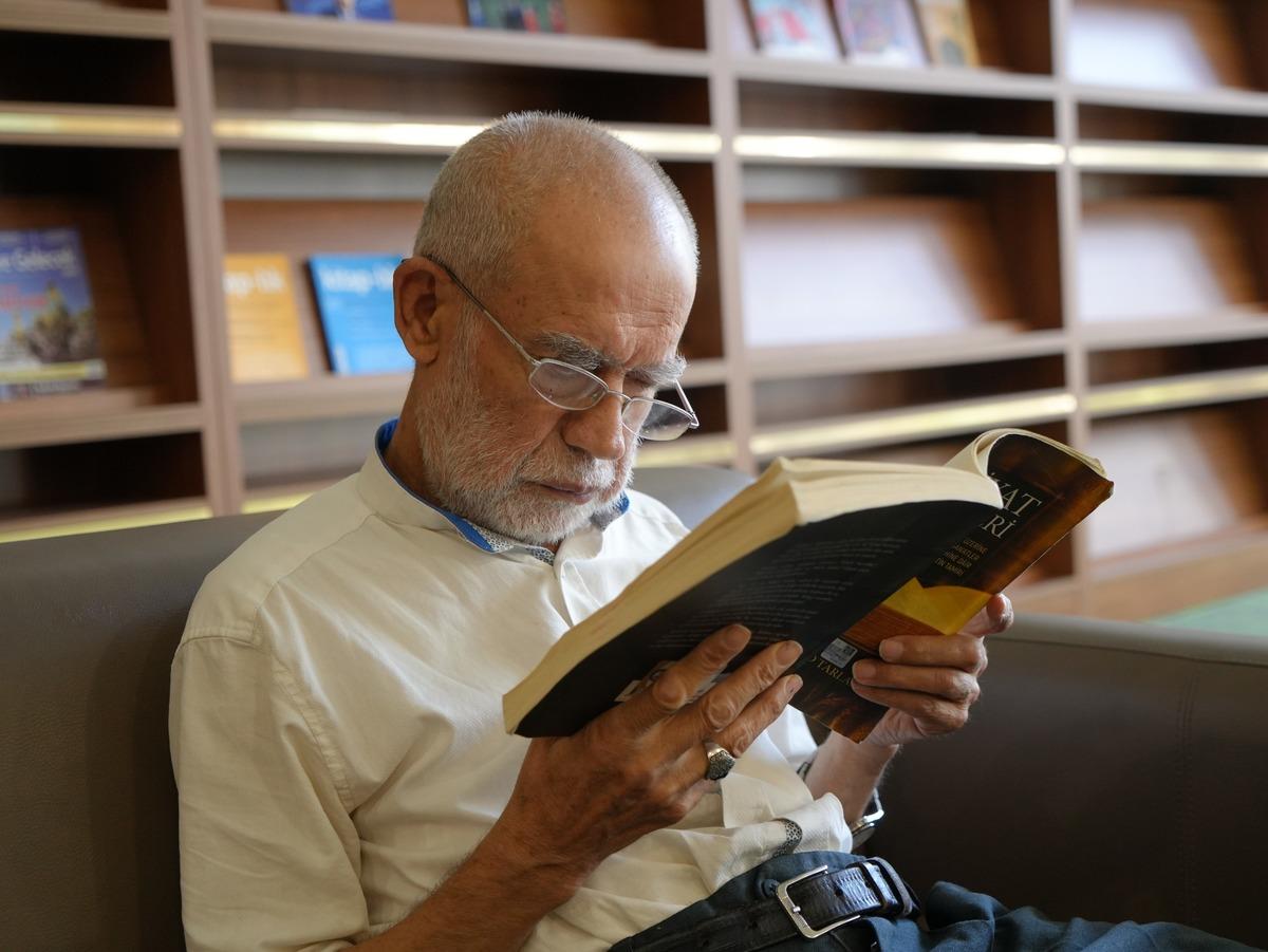 76 yaşında kütüphanenin müdavimi oldu! Günde 50 sayfa, haftada 1 kitap okuyor 4