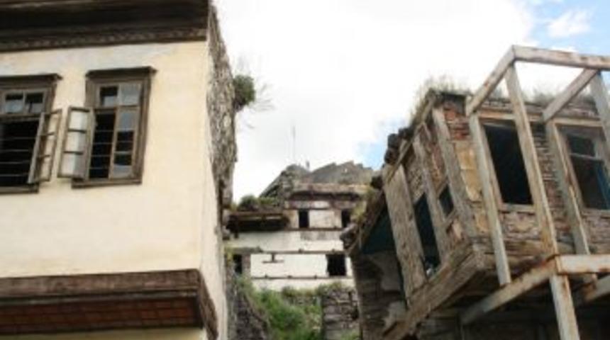 Kars'ın tarihi ayakta zor duruyor