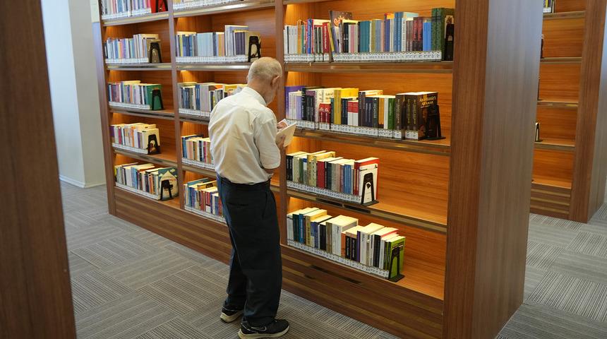 76 yaşında k&uuml;t&uuml;phanenin m&uuml;davimi oldu! G&uuml;nde 50 sayfa, haftada 1 kitap okuyor