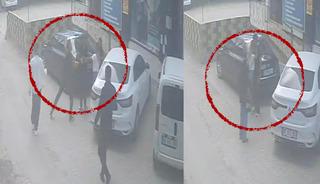 D&ouml;v&uuml;len kadını kurtarmak istedi canından oluyordu! Dehşet anları kamerada