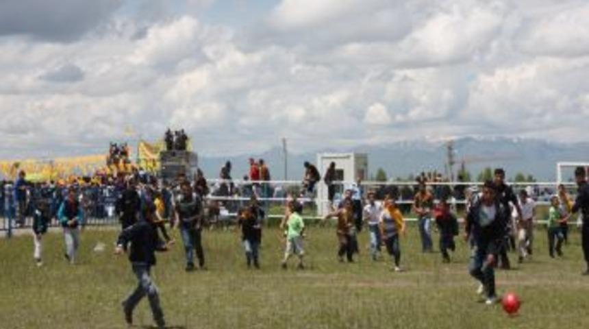 Aileleri BDP mitingine katılan &ccedil;ocuklar, polislerle futbol oynamayı tercih etti